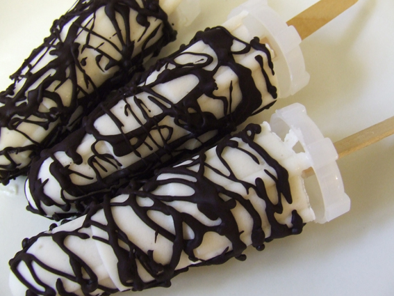 Banana ice cream pop with carob covering – sugar free