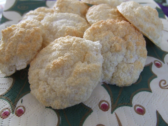 Snowball like christmassy almond macaroons with lots of protein and ...