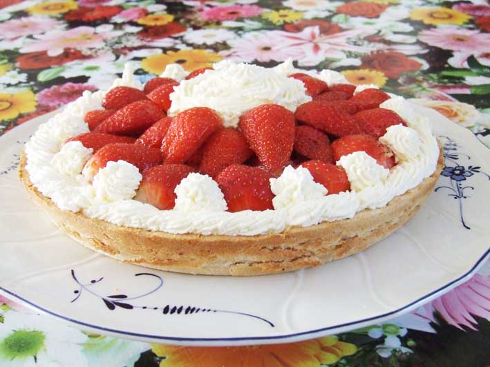 shortbread cake base with strawberries Paleo style